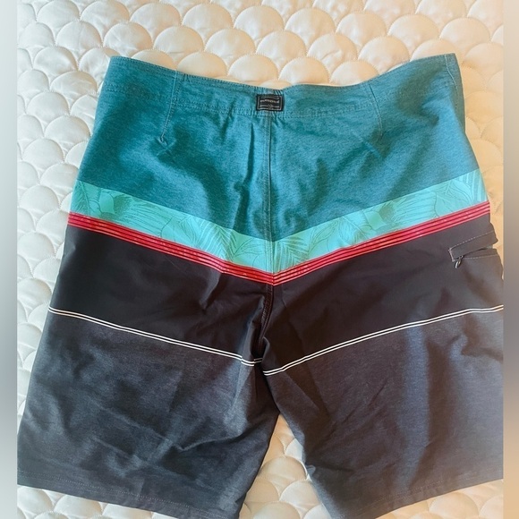Men’s board shorts size 36 Burnside. Never worn - Picture 3 of 5